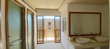Brennia-Kottefaru-Deluxe-Water-Villa-Bathroom